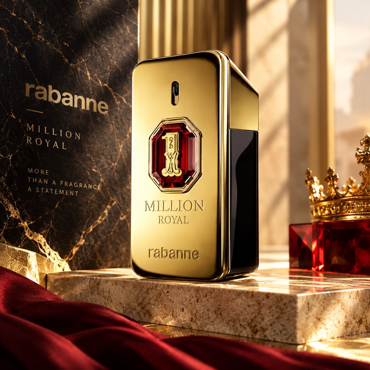 Rabanne 1 Million Royal posé sur un socle de marbre, couronne en fond